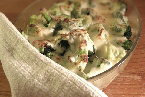 Broccoligratäng med potatis och halloumi
