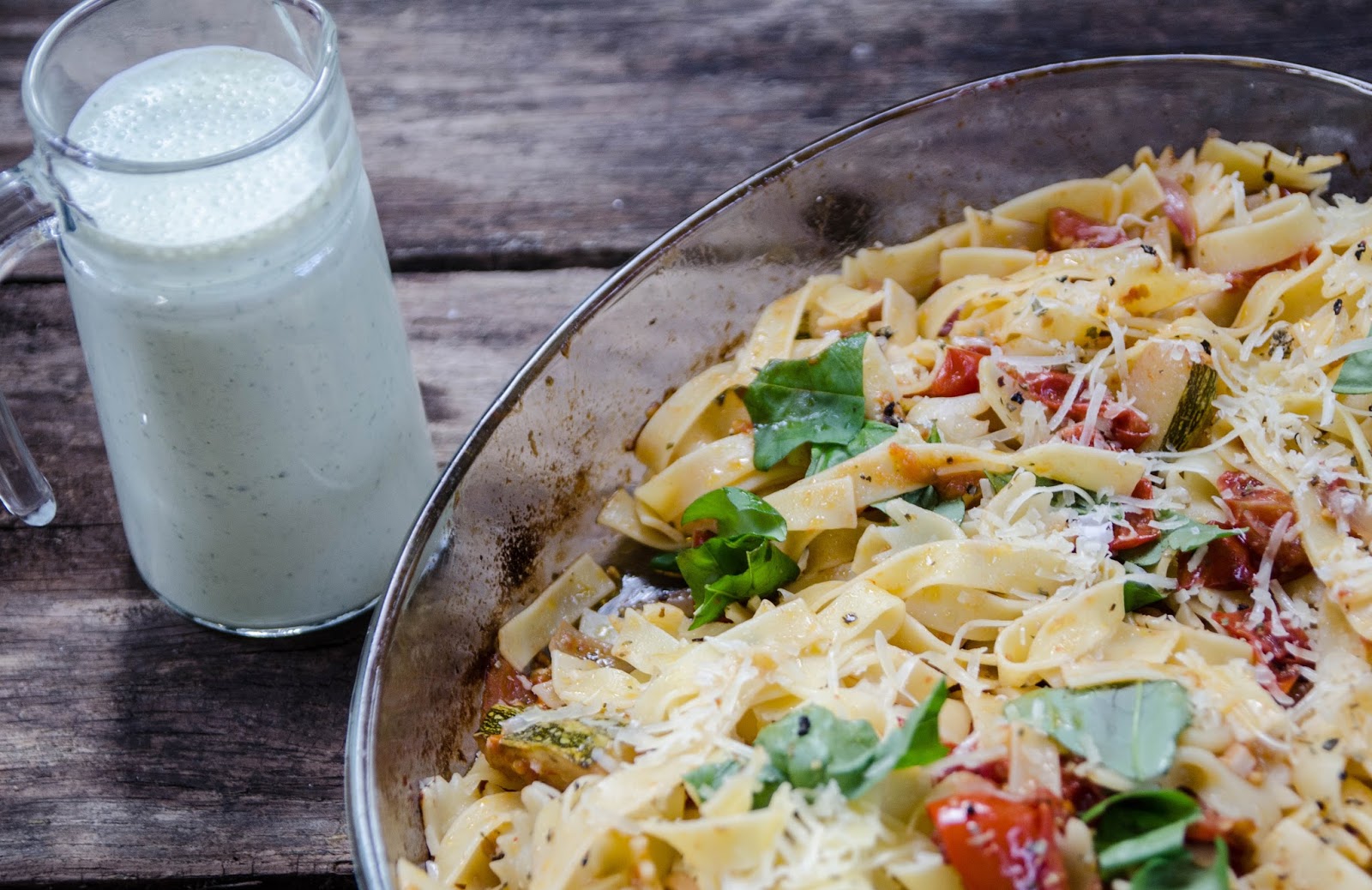 Lyxig pastarätt med ugnsrostade grönsaker och pestosås