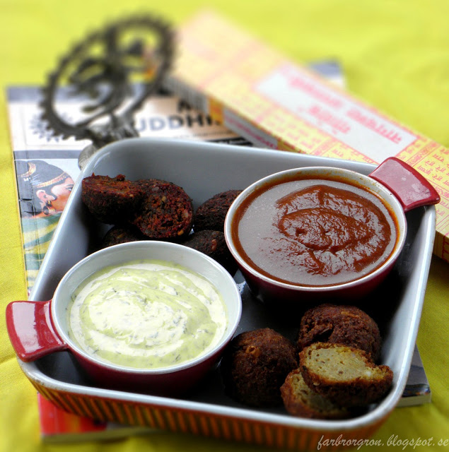 Indiskt ”två såser, yoghurt och tomat”