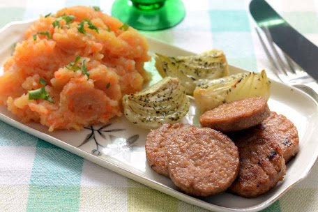 Vegopuckar med rotmos och ugnsbakad lök med timjan