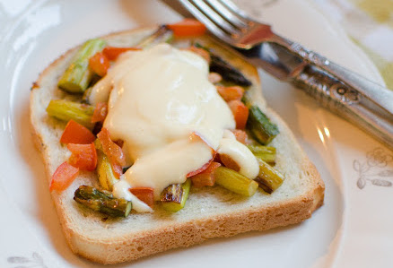 Smörgås med sparris och egen Hollandaise