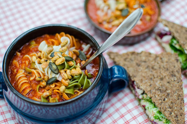 Pastasoppa med grillad paprika och tomat