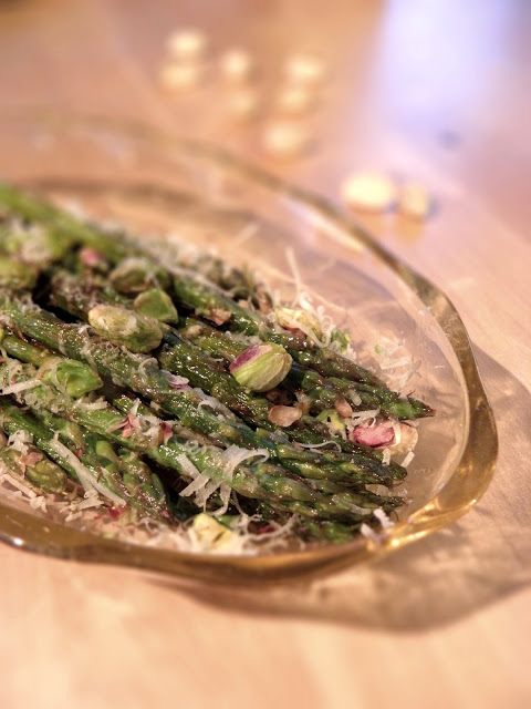 Smörstekt sparris med pistage och parmesan