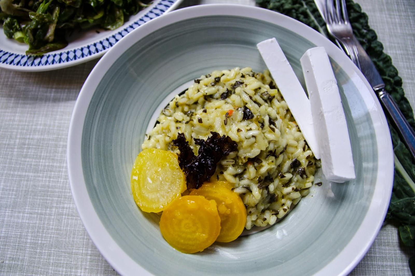 Risotto med svartkål och citronmarinerade gulbetor