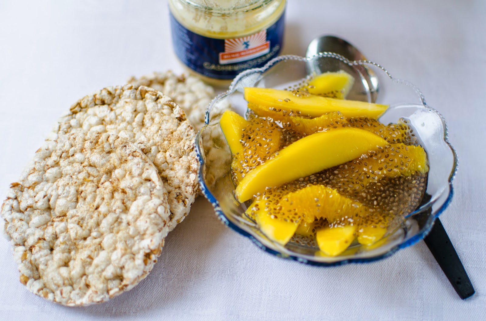 Fruktsallad med chia, cashewnötssmör och dinkel