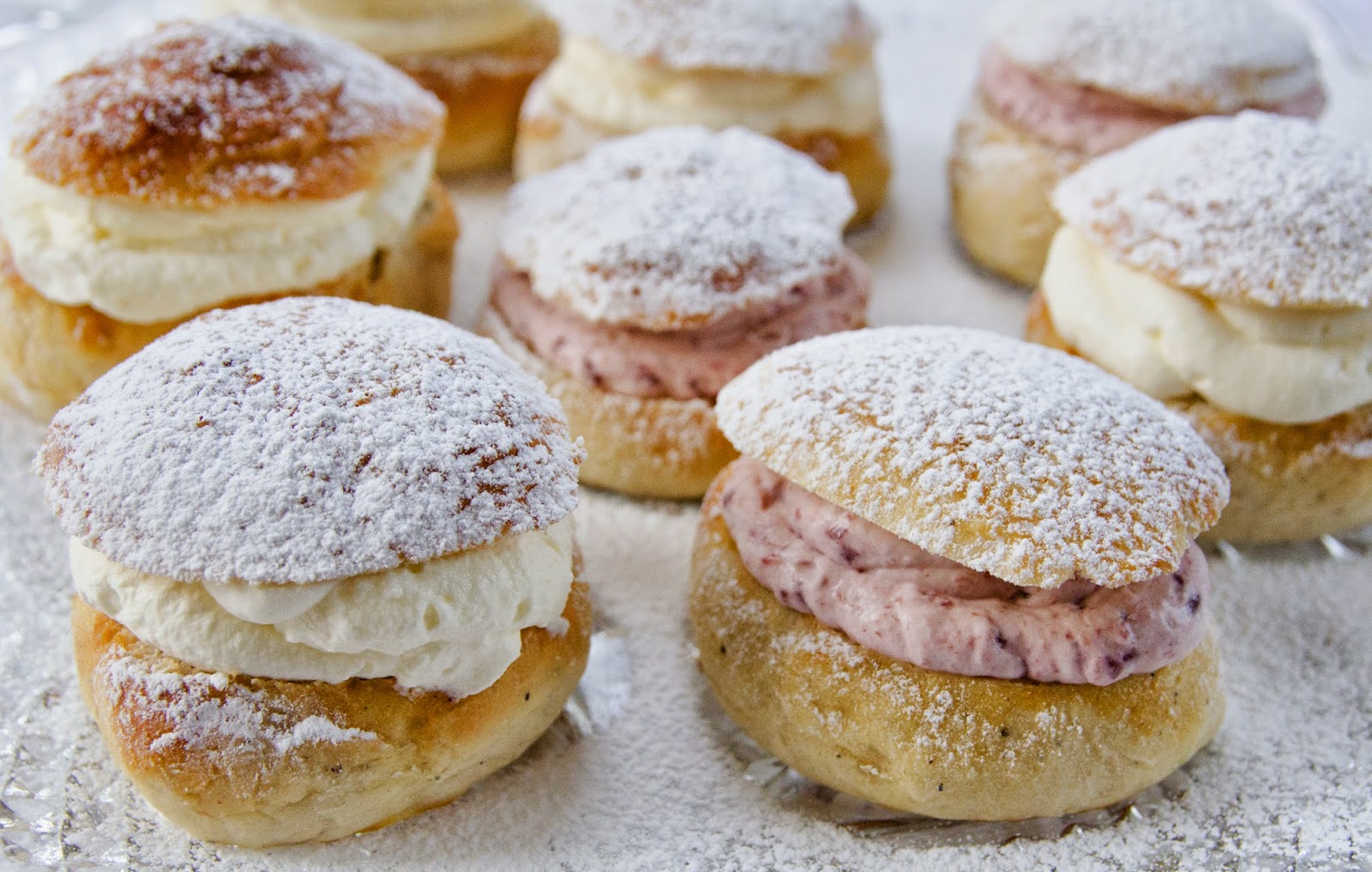 Minisemlor med hallon och mandelmassa