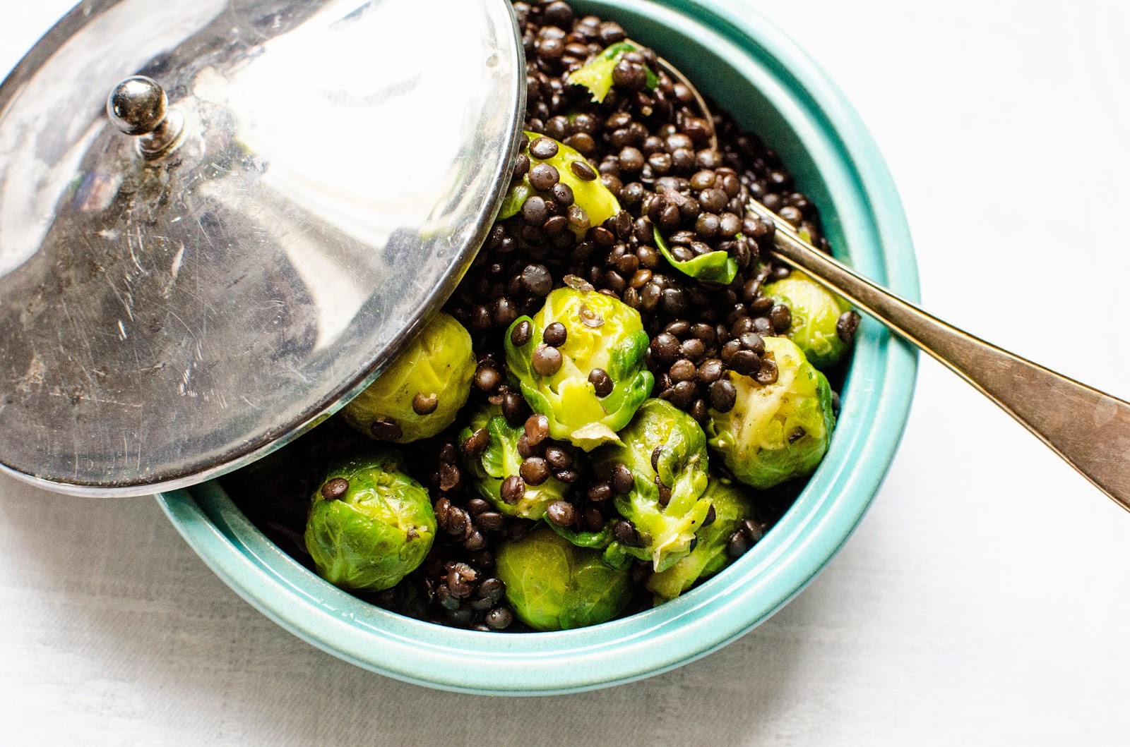 Brysselkål med belugalinser