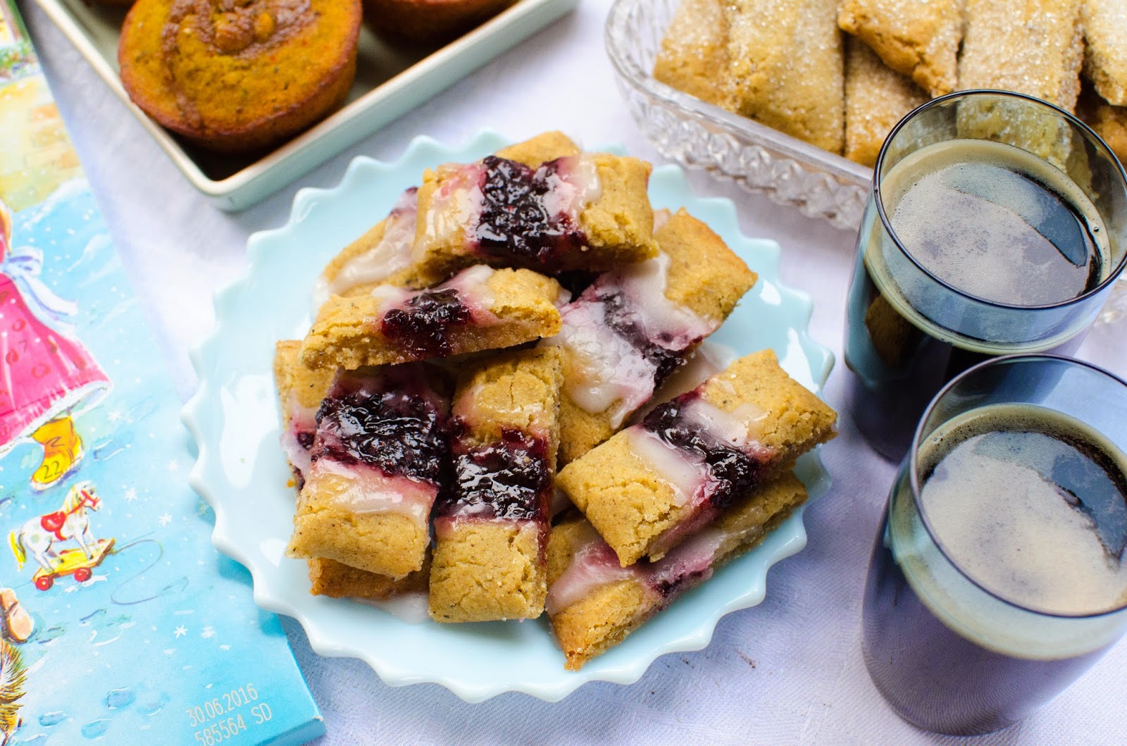 Småkakor med saffran och björnbärssylt