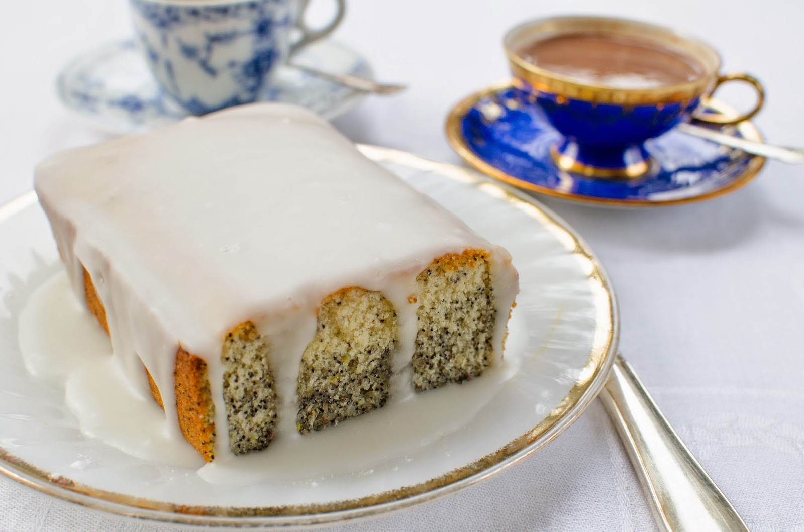 Vallmokaka med chiafrön och limefrosting