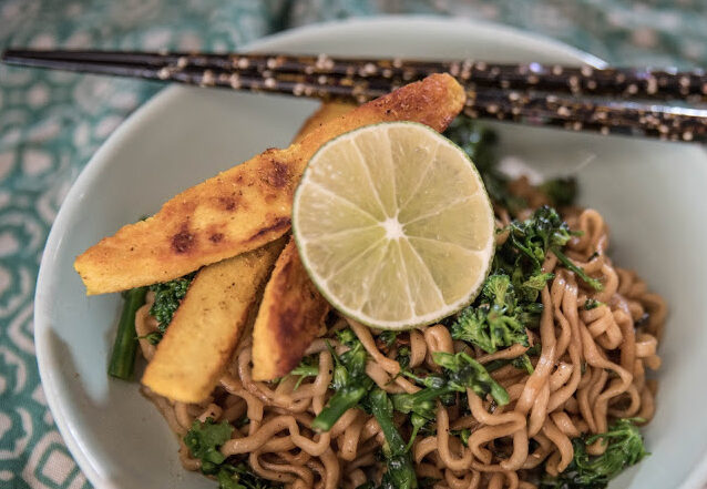 Stekta nudlar med broccoli, vitlöksblast och curryquorn