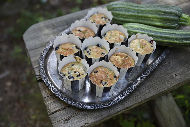 Saftiga zucchinimuffins med blåbär