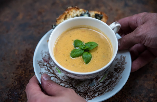 Mustig zucchinisoppa med tomater och vitlök