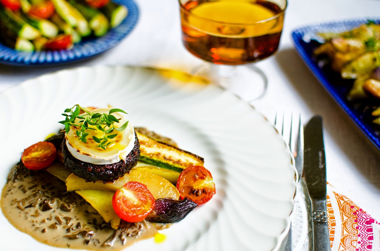 Rödbetsbiffar med trattkantarellsås