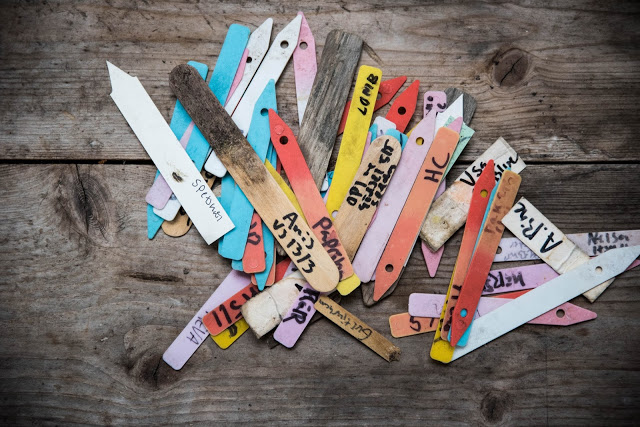 Etiketterna blir som nya, så återvinner du dem.