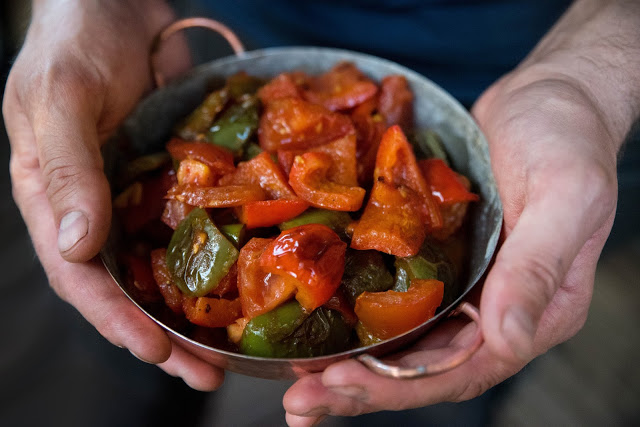 Frästa paprikor och tomater i vitlök