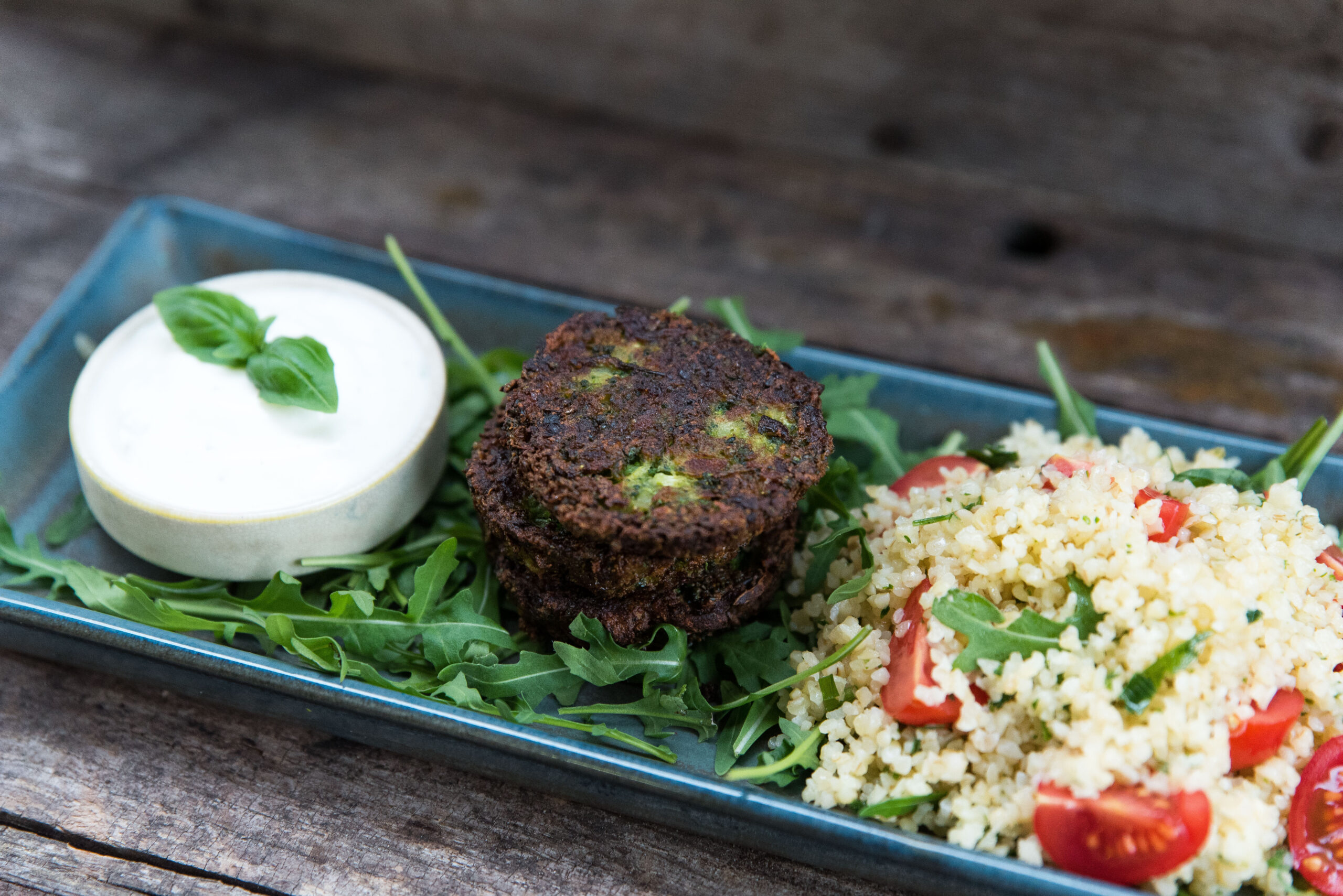 Broccolibiffar med örtbulgur och basilikayoghurt
