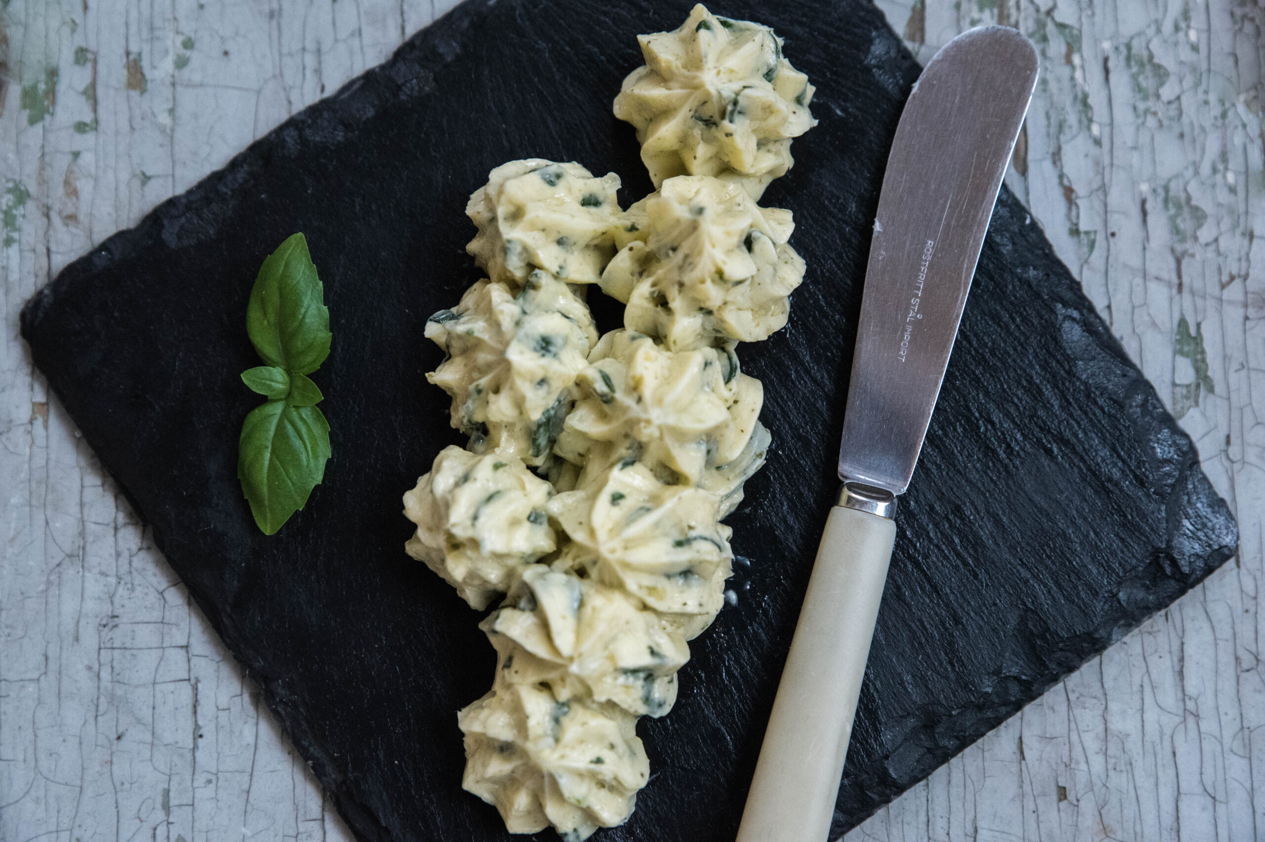 Basilikasmör – ett läcker tillbehör till grillad mat