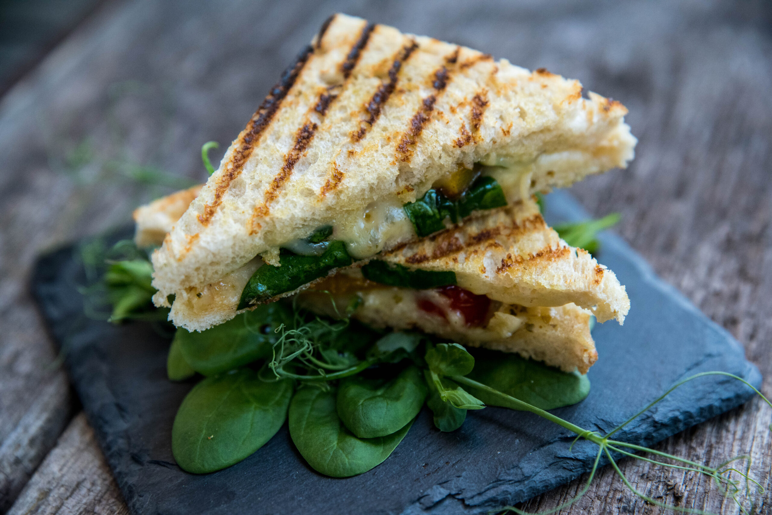 Toast med paprika, tomat, spenat och basilika