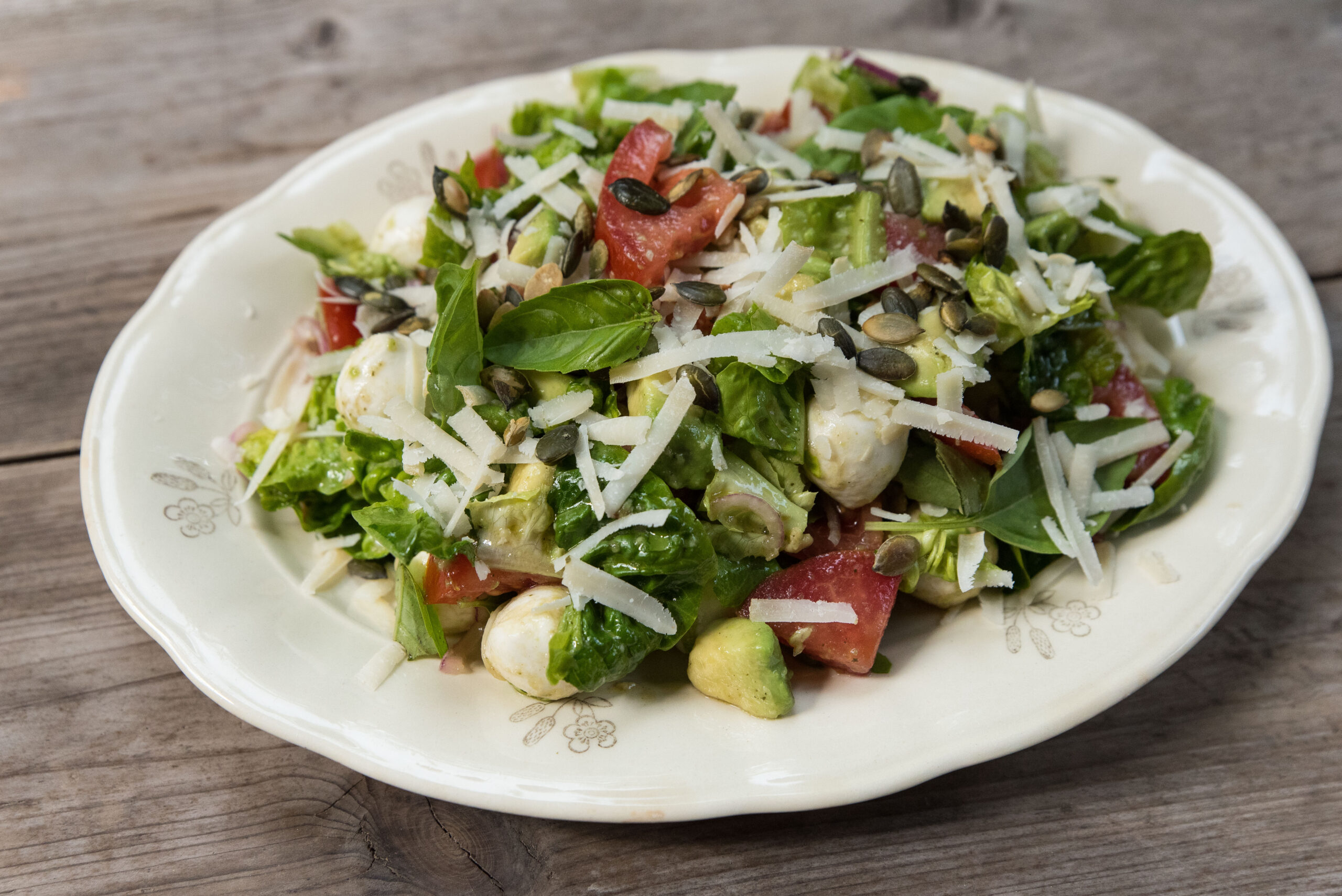 Sallad med avokado, tomat och mozzarella
