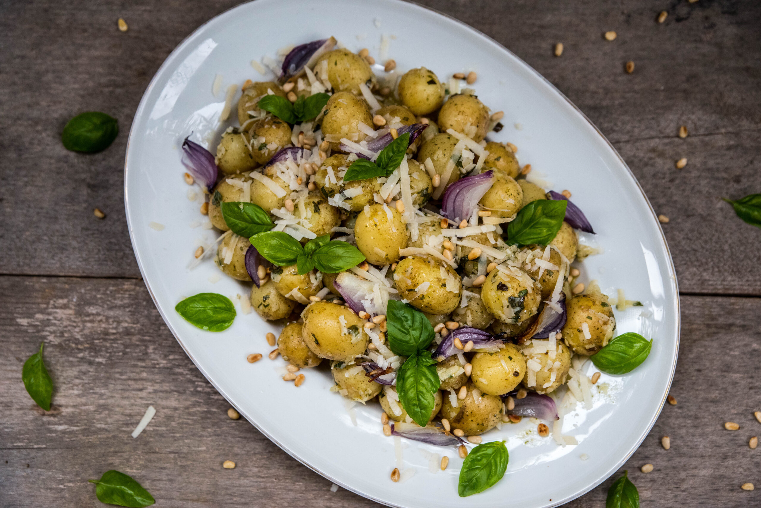 Potatissallad med basilika och parmesan
