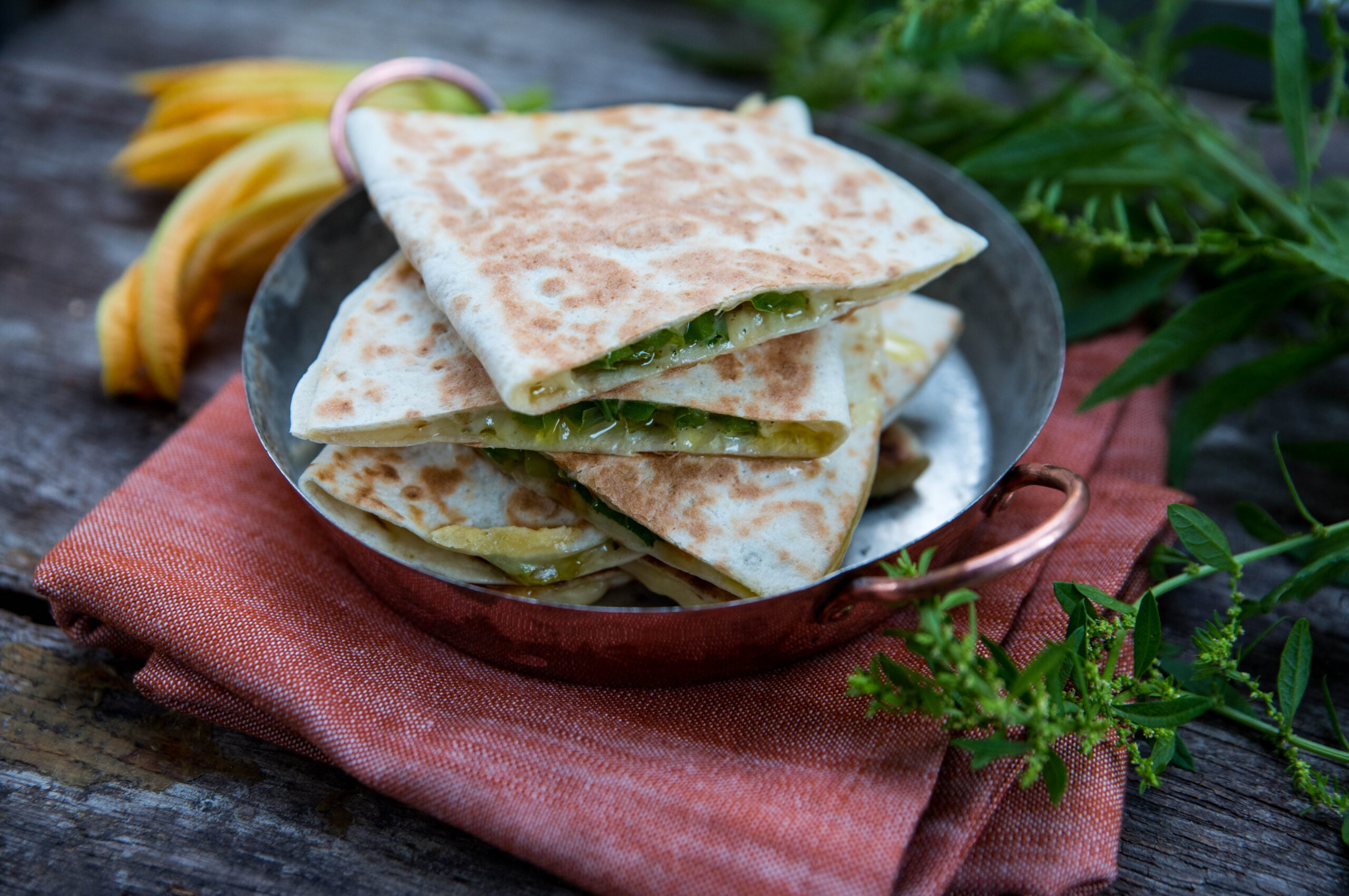 Quesadillas med epazote och zucchiniblommor
