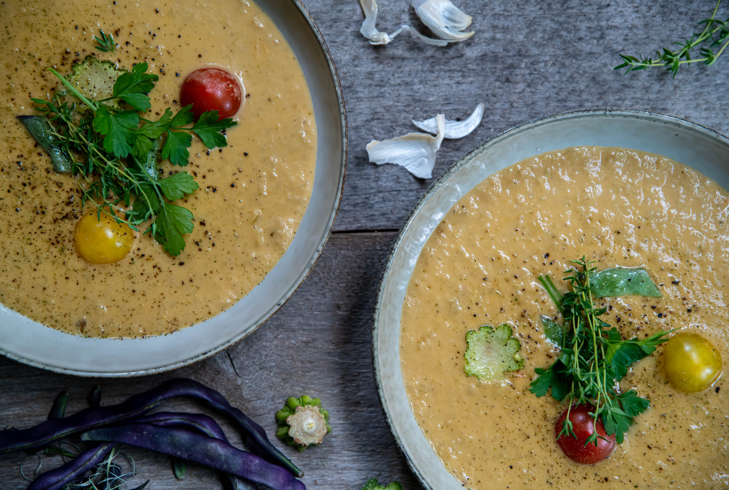 Bönsoppa med brytbönor, zucchini och tomat