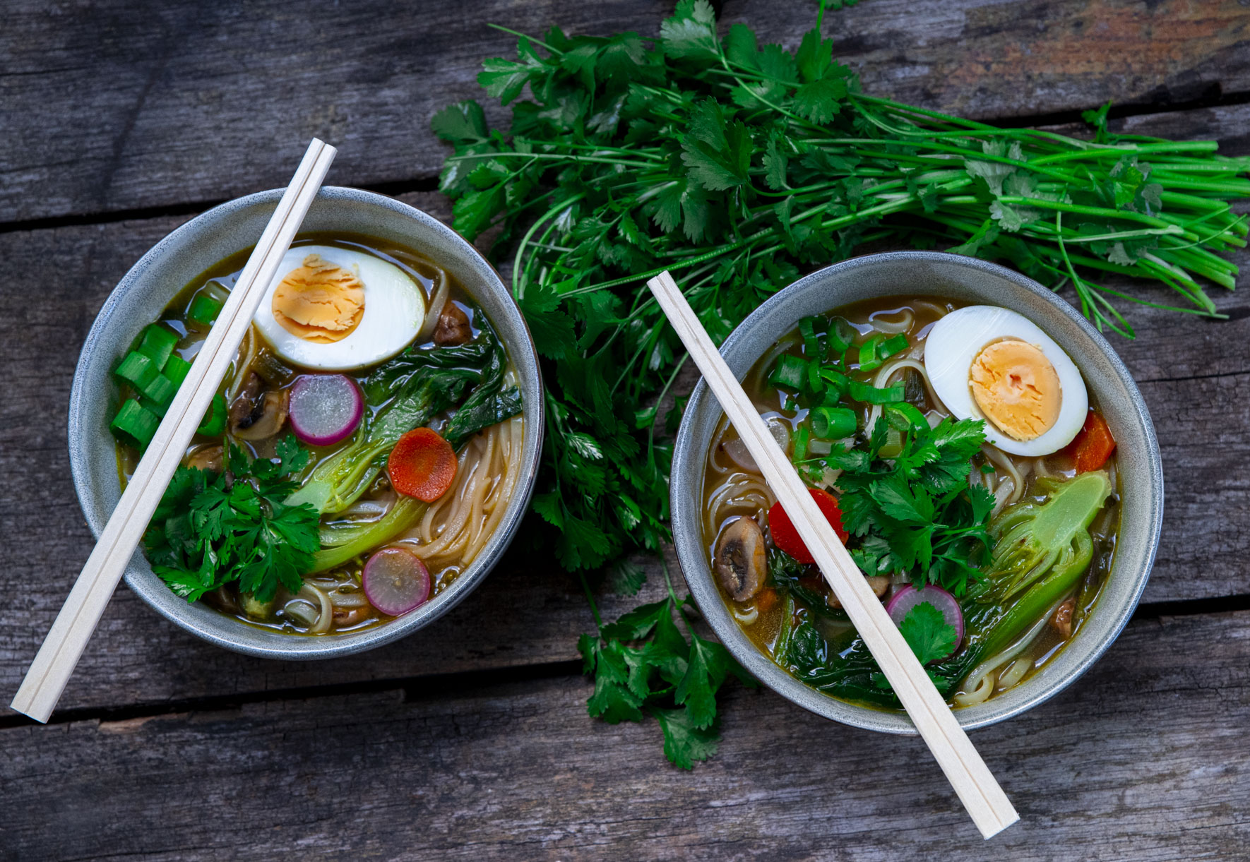 Nudelsoppa med pak choi, rädisa och morot