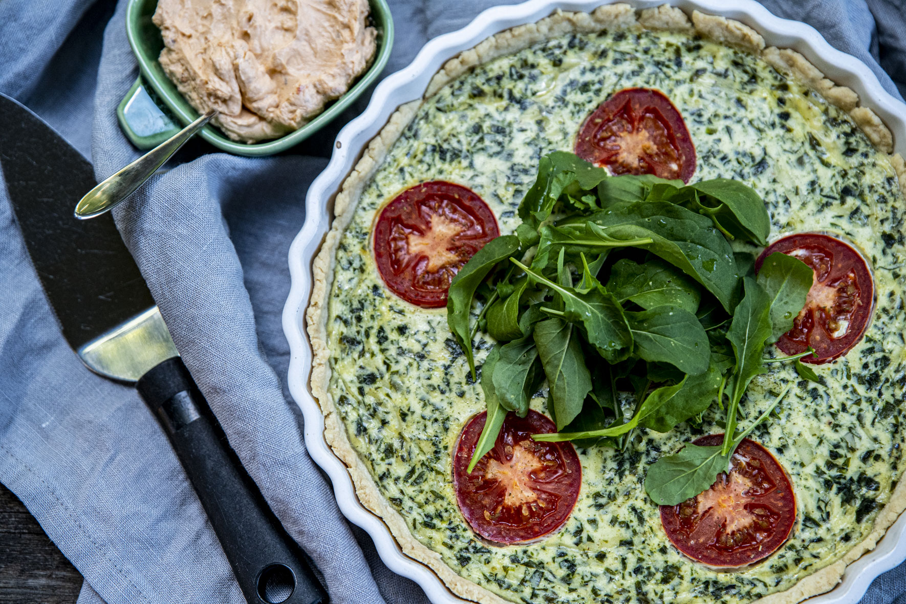 Spenatpaj med röd pesto-creme