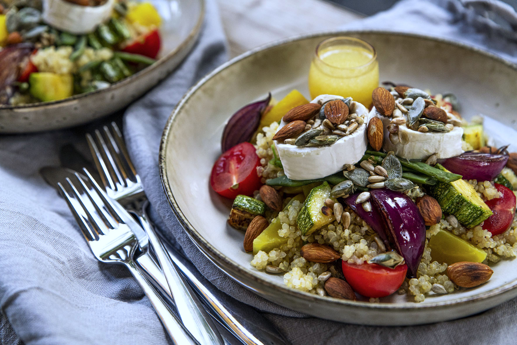 Quinoasallad med blandade grönsaker, chèvre och citrondressing