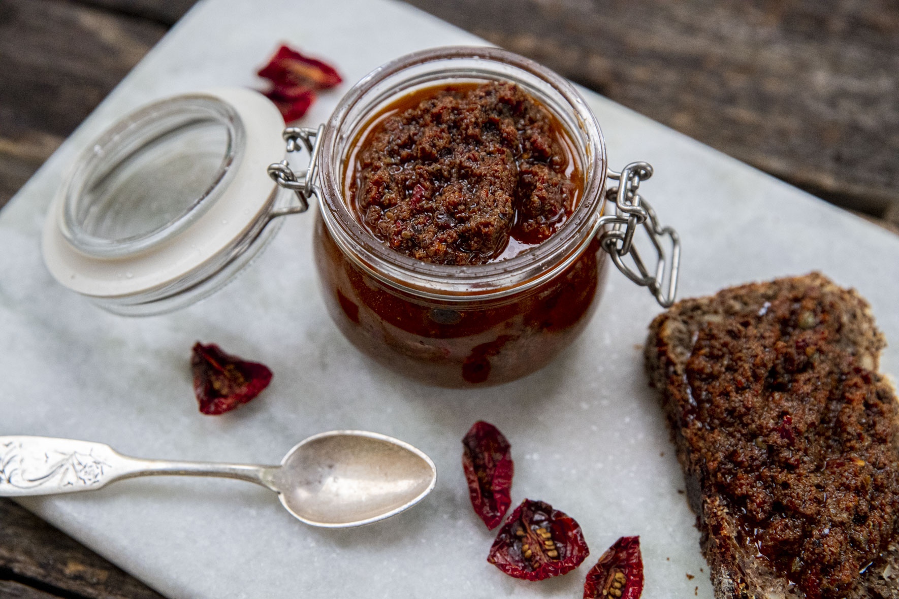 Theres tapenade med oliver och semitorkade tomater