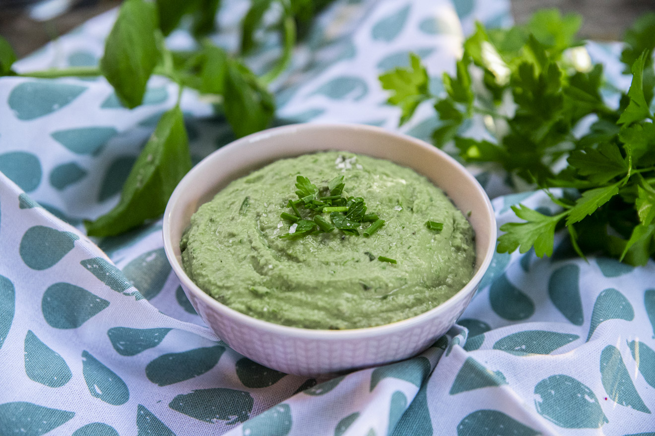 Grön hummus med blandade örter