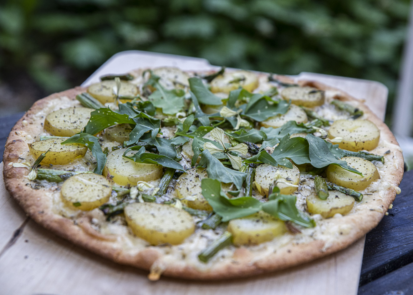 Pizza bianco med potatis, sparris och rucola