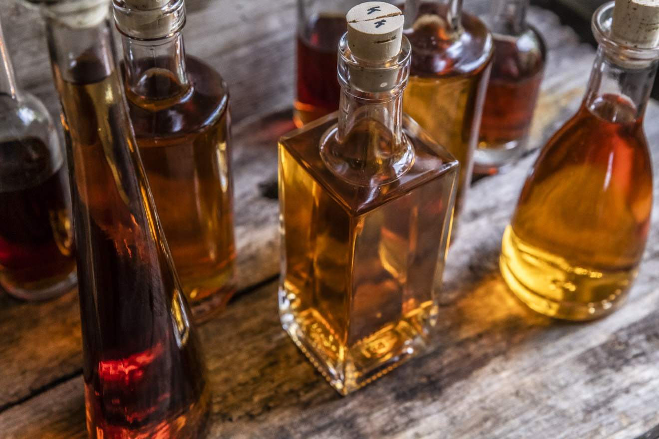 Gör eget kryddat brännvin till julen