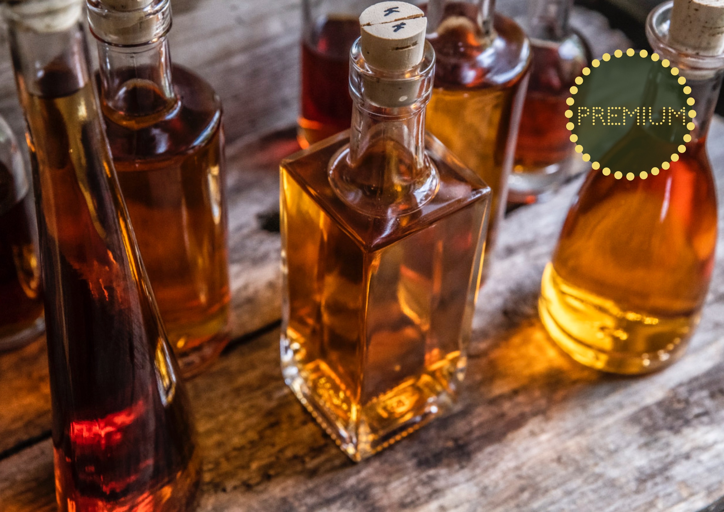 Kryddat brännvin med vilda, köpta och odlade örter