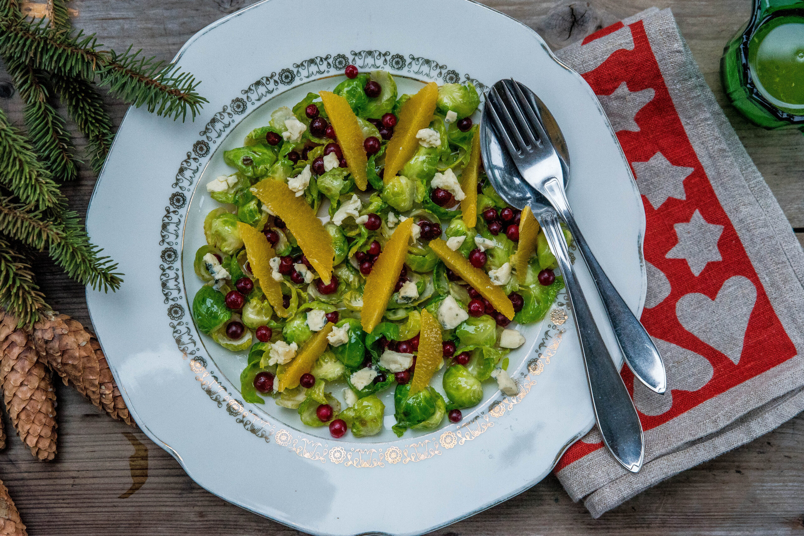Brysselkålsallad med apelsin, lingon och ädelost