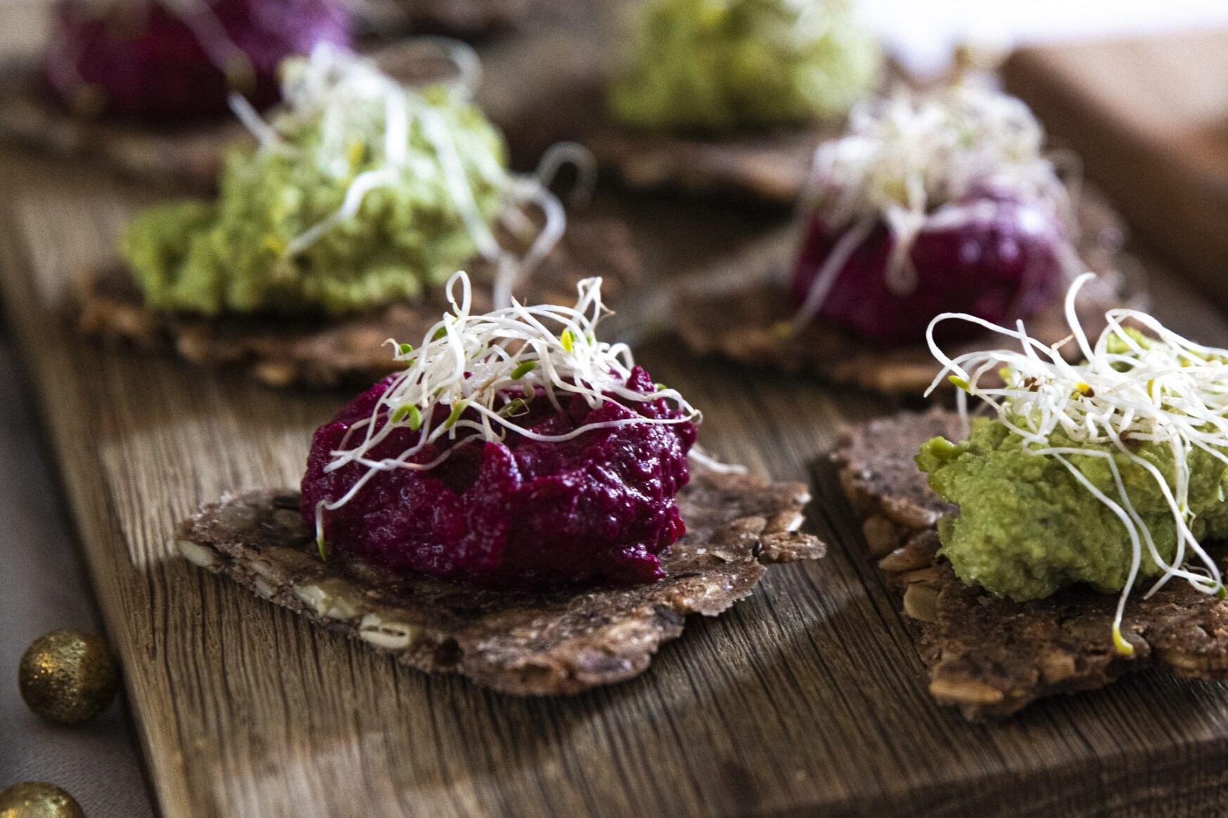 Rödbetshummus – en läcker röra på fröknäcke