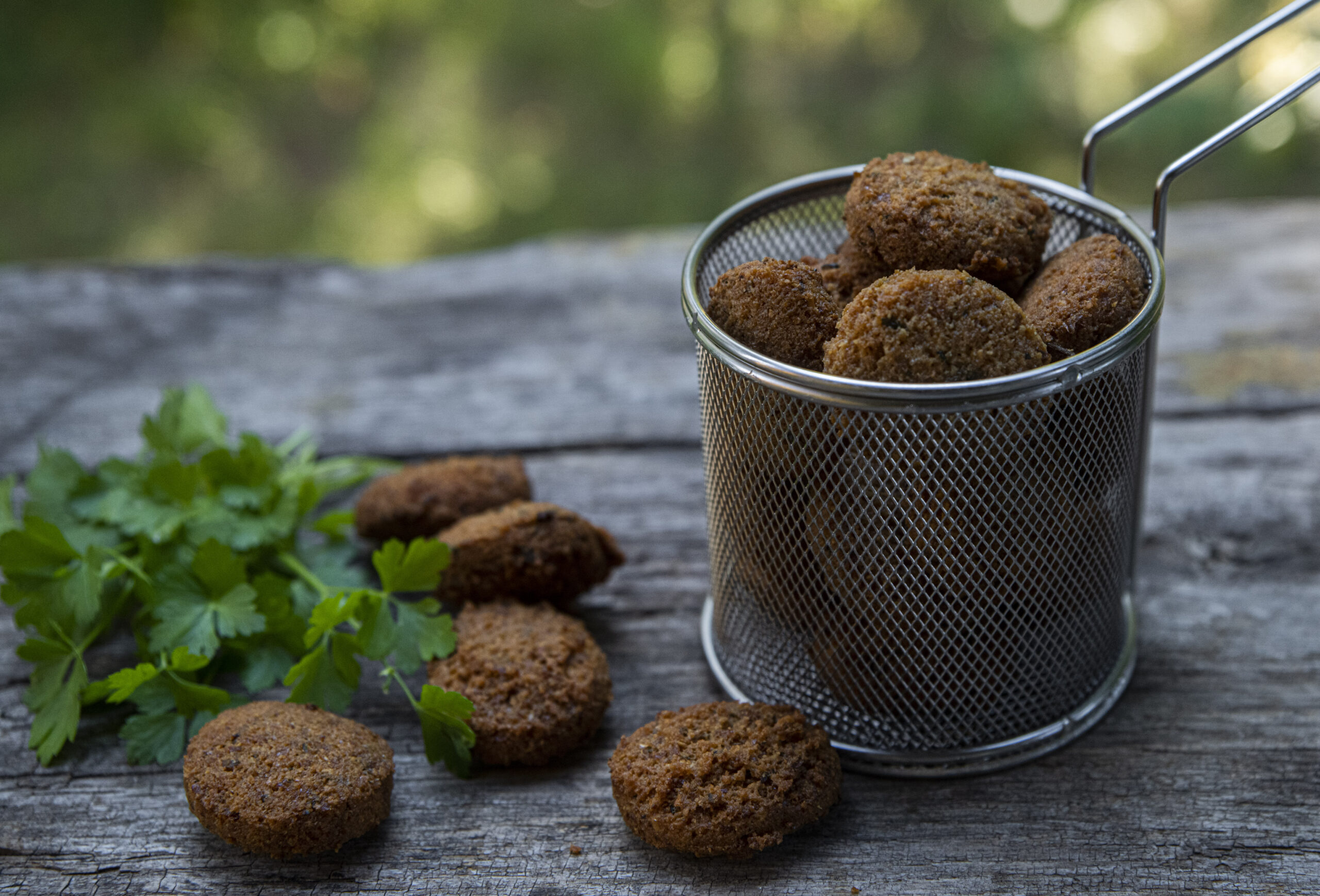 Göra egen falafel med kikärtor, persilja, spiskummin och koriander