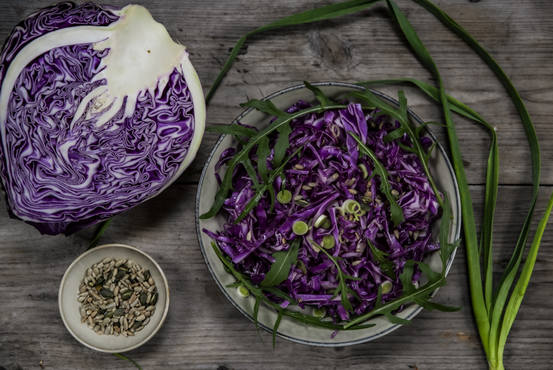 Kålsallad med rostade frön och rucola