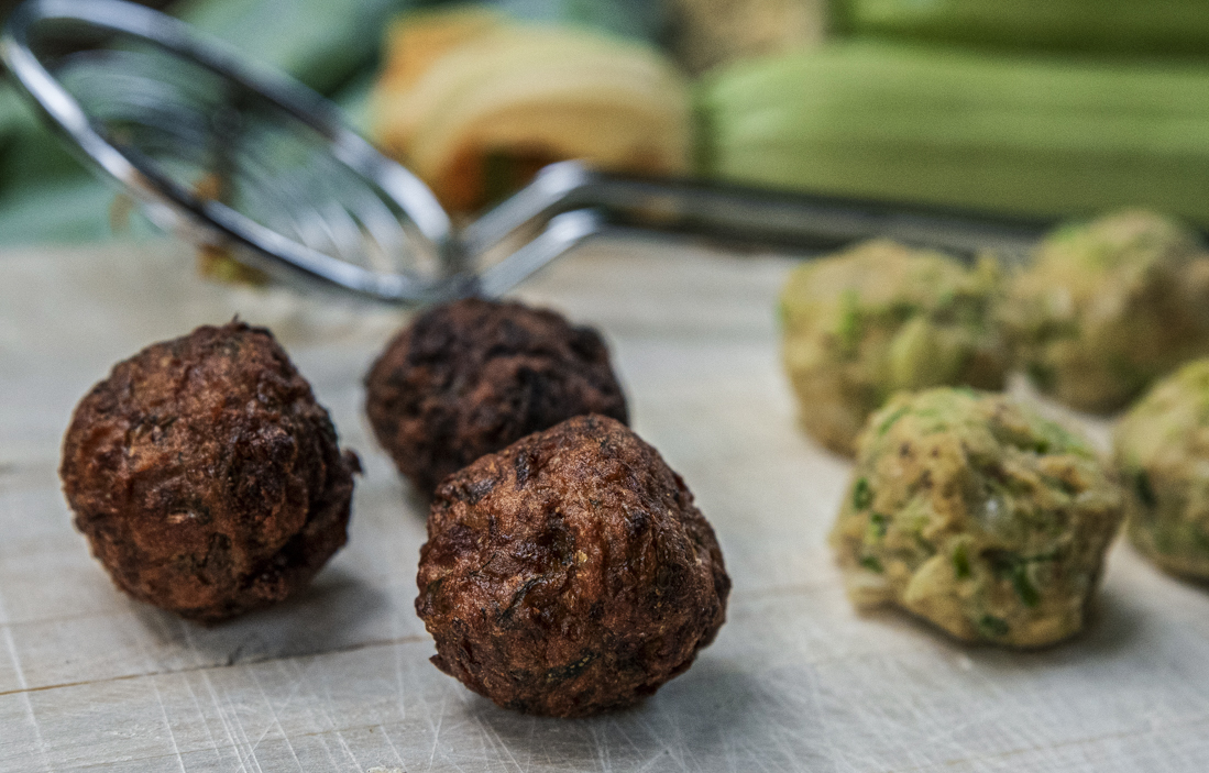 Zucchinibollar med kikärtsmjöl – krispiga vegetariska bollar