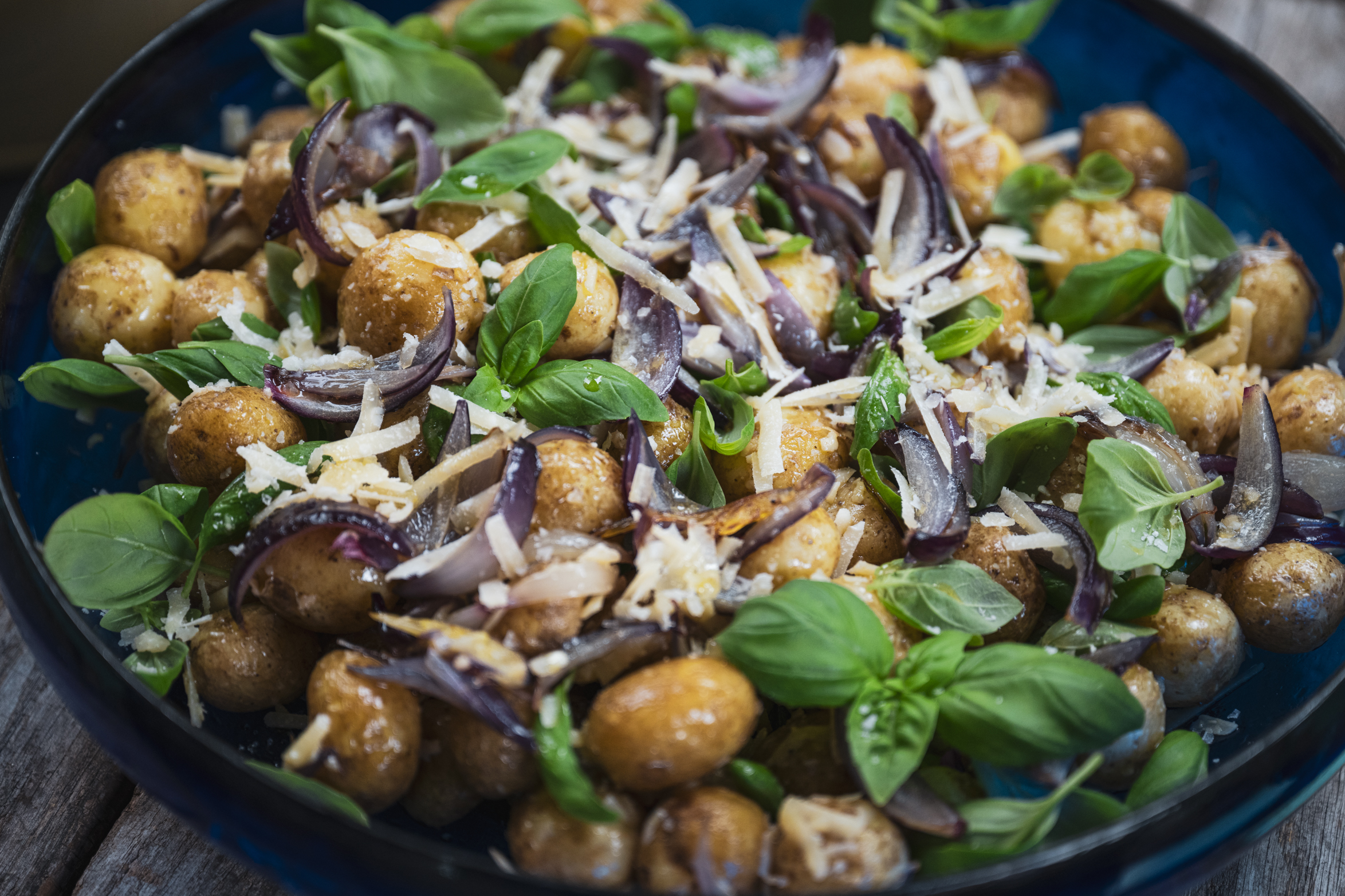 Potatissallad med basilika och parmesan