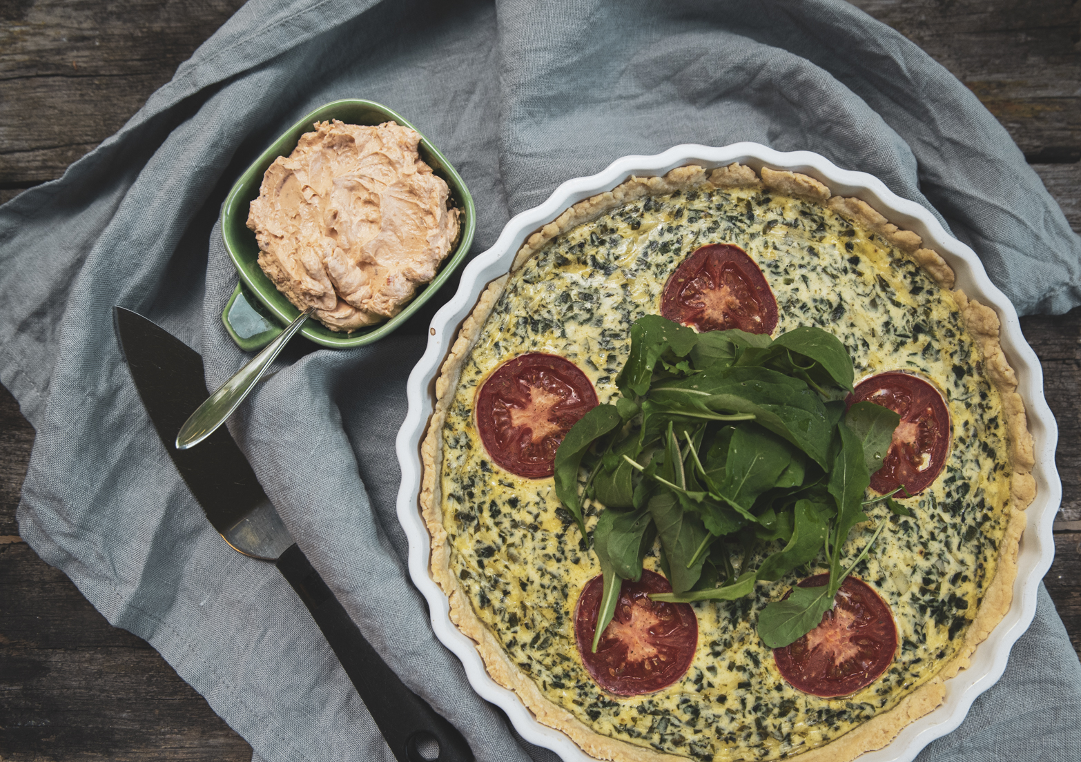 Spenatpaj med röd pesto-creme