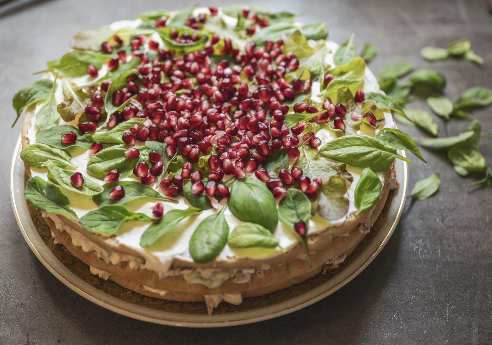 Läcker smörgåstårta med medelhavssmaker