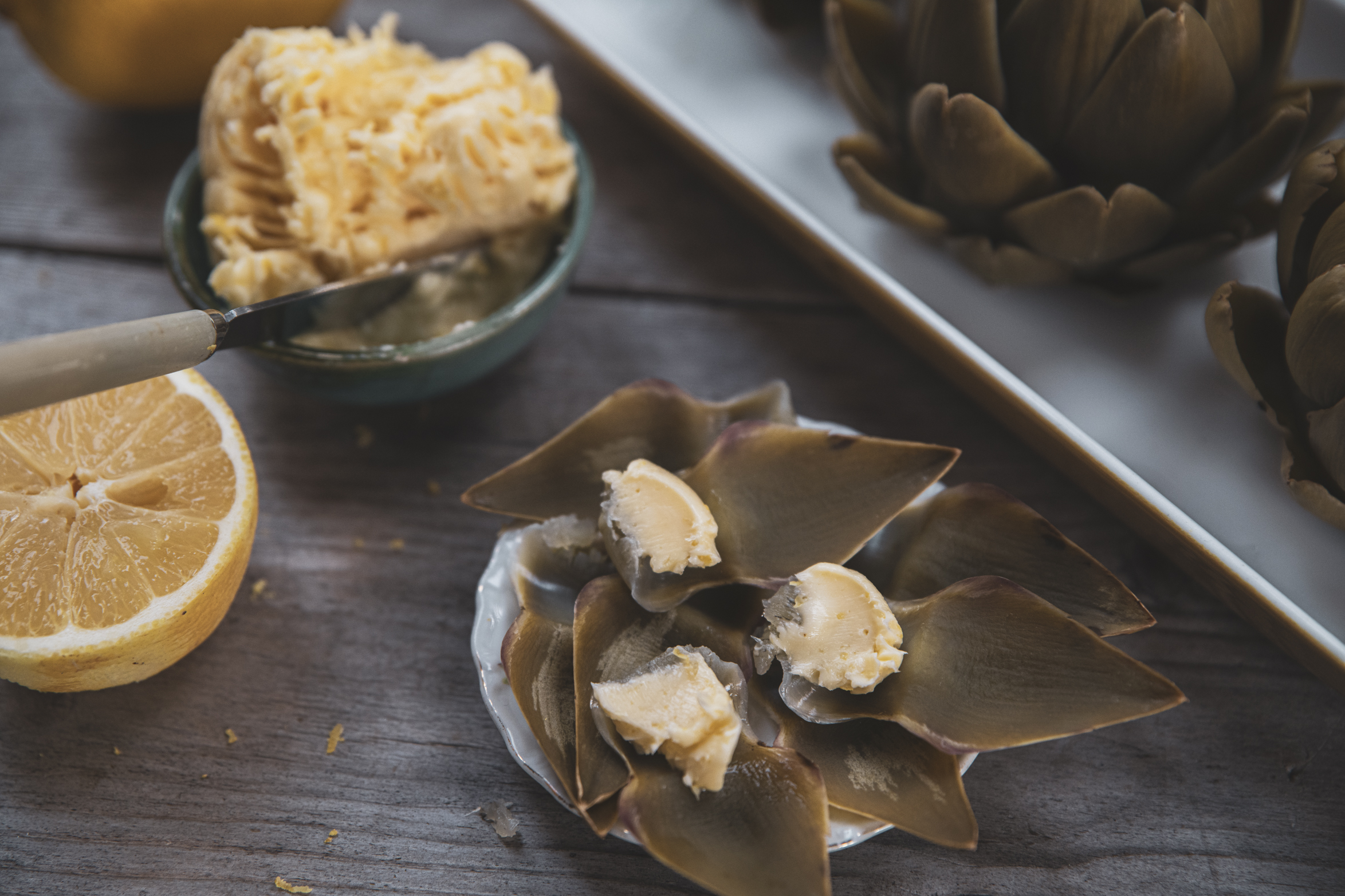 Koka kronärtskocka och ät med citronsmör