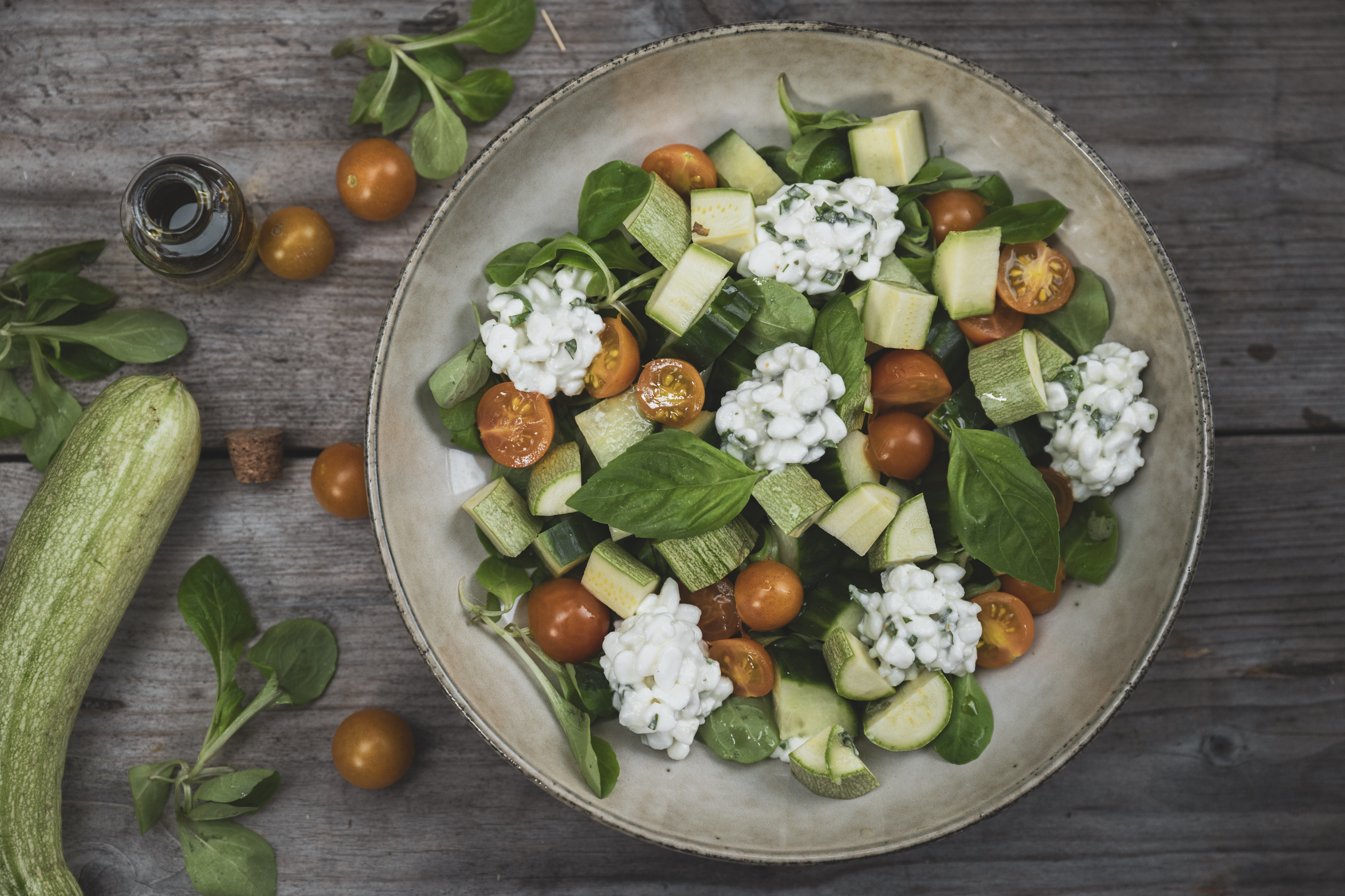 Sallad med zucchini, vintersallat, tomat och basilikakeso