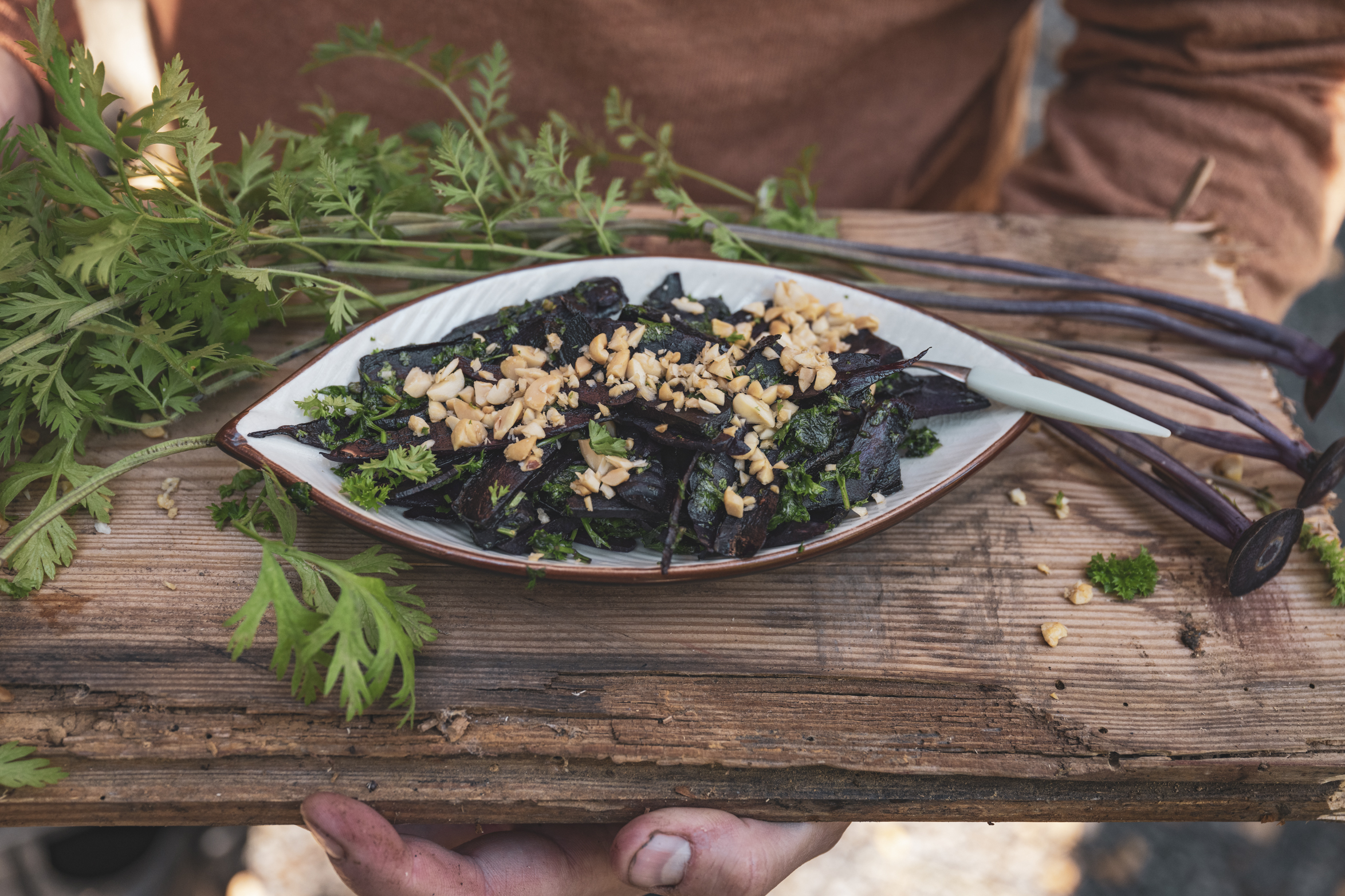 Stekta lila morötter med persilja och jordnötter